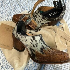Myra Brown tooled leather boots
Black & white Cowhide silver&turquoise buckle